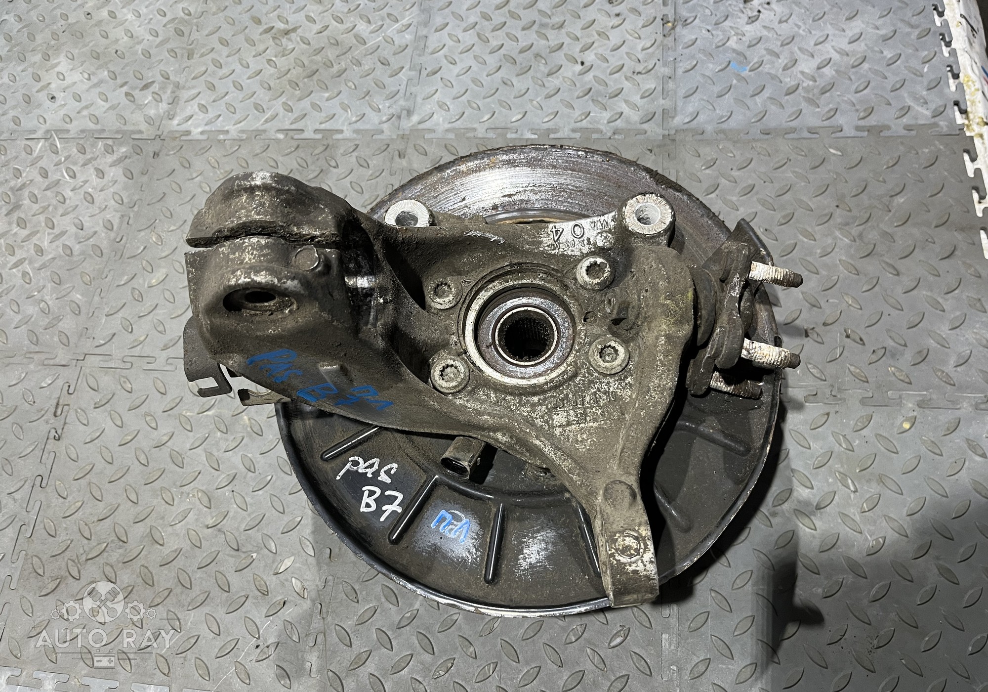 3C0407253F Кулак передний левый в сборе со ступицей для Volkswagen Passat B6 (с 2005 по 2011)