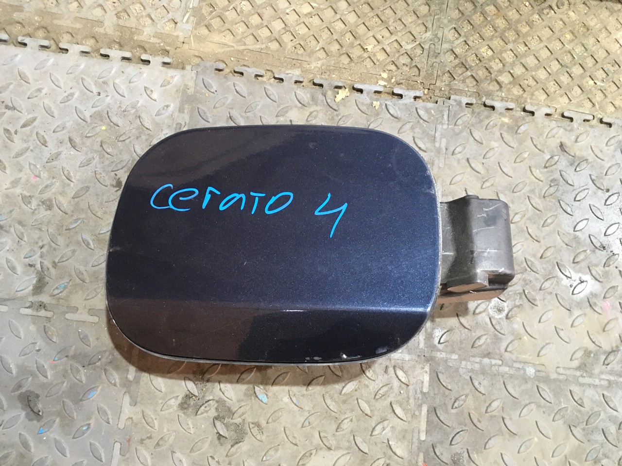 Лючок бензобака Kia Cerato IV