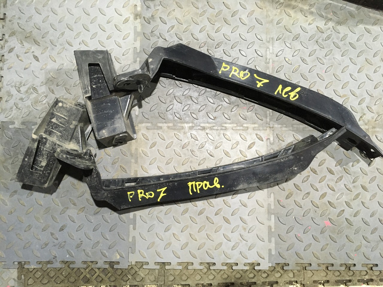 Кронштейн переднего бампера правый / левый Chery Tiggo 7 Pro Max