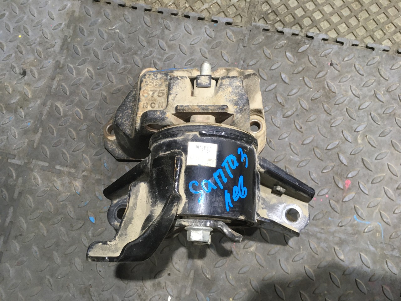 Опора двигателя левая Hyundai Santa Fe III