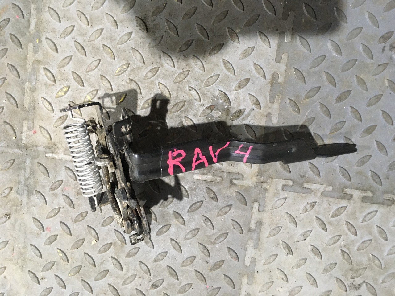 Замок капота Toyota RAV4 CA40