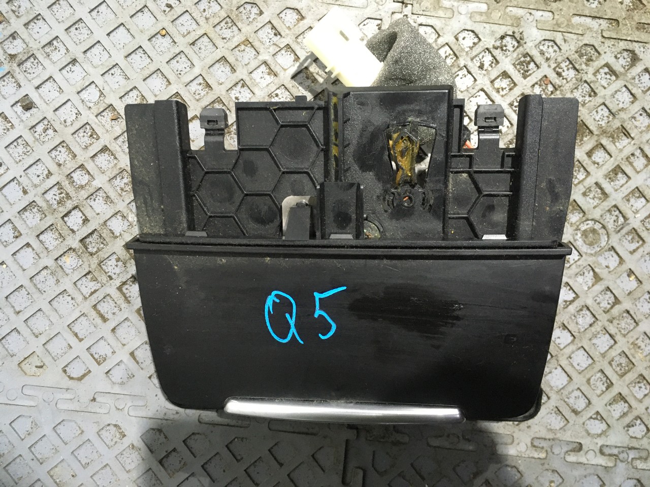 Пепельница Audi Q5 8R