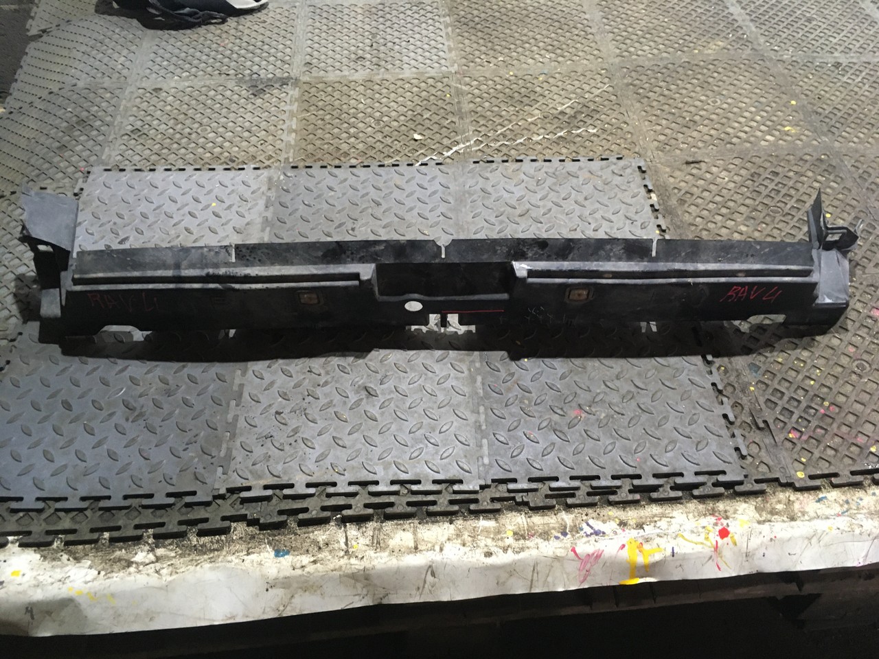 Дефлектор радиатора / Кожух замка капота Toyota RAV4 CA40