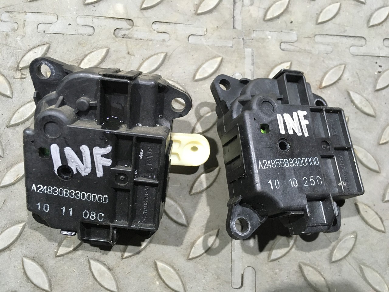 Моторчик привода заслонок отопителя (задние) Infiniti QX56 II