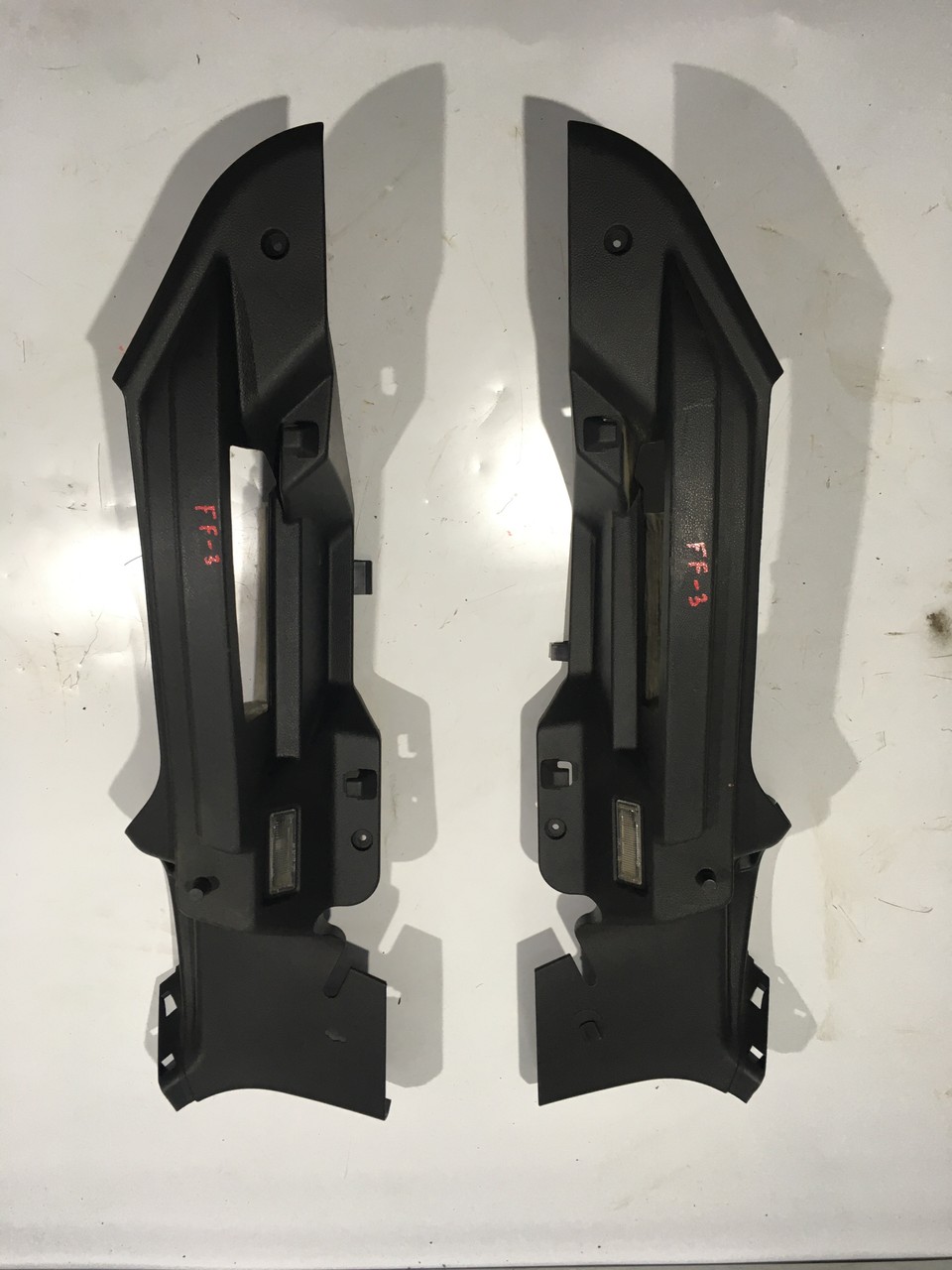 Держатель задней полки НАПРАВЛЯЮЩАЯ Ford Focus III