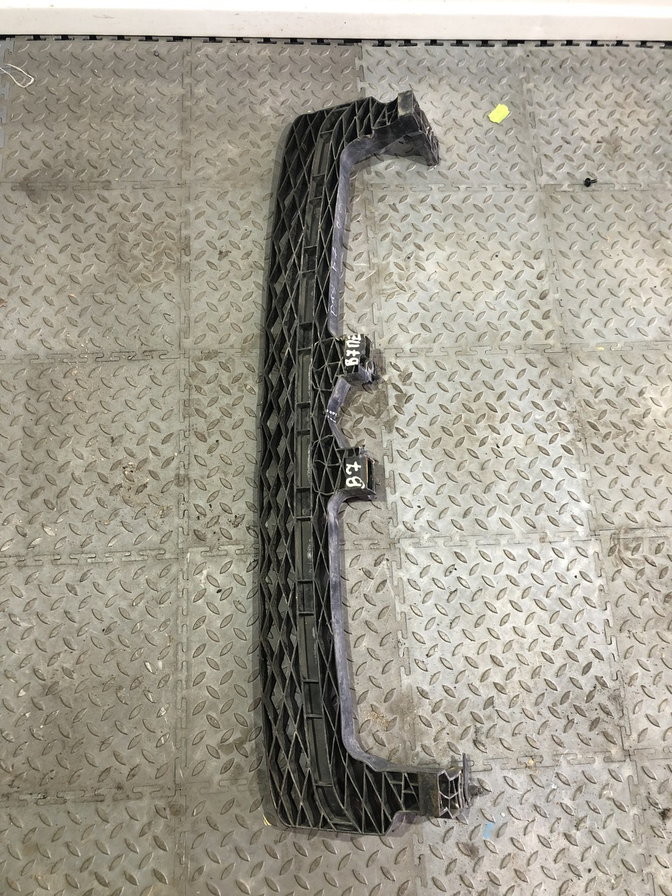 Направляющая заднего бампера Volkswagen Passat B7