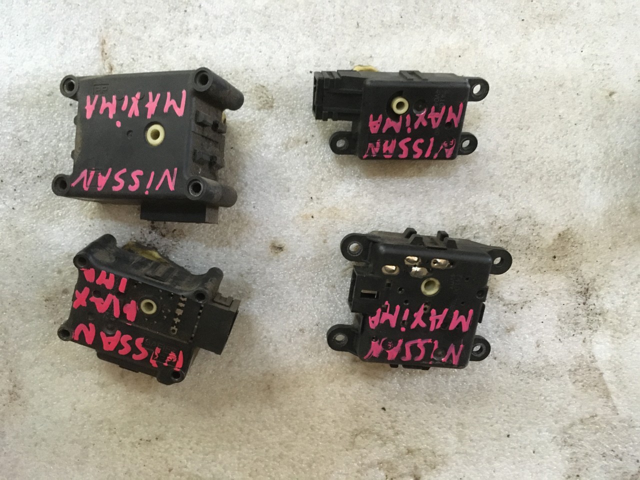 Моторчик привода заслонок отопителя Nissan Maxima A32