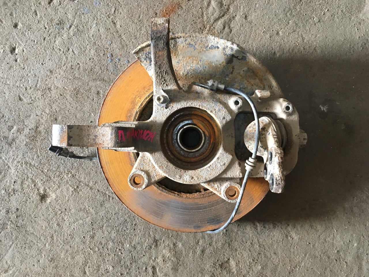 Кулак поворотный передний  правый в сборе со ступицей SsangYong Actyon II