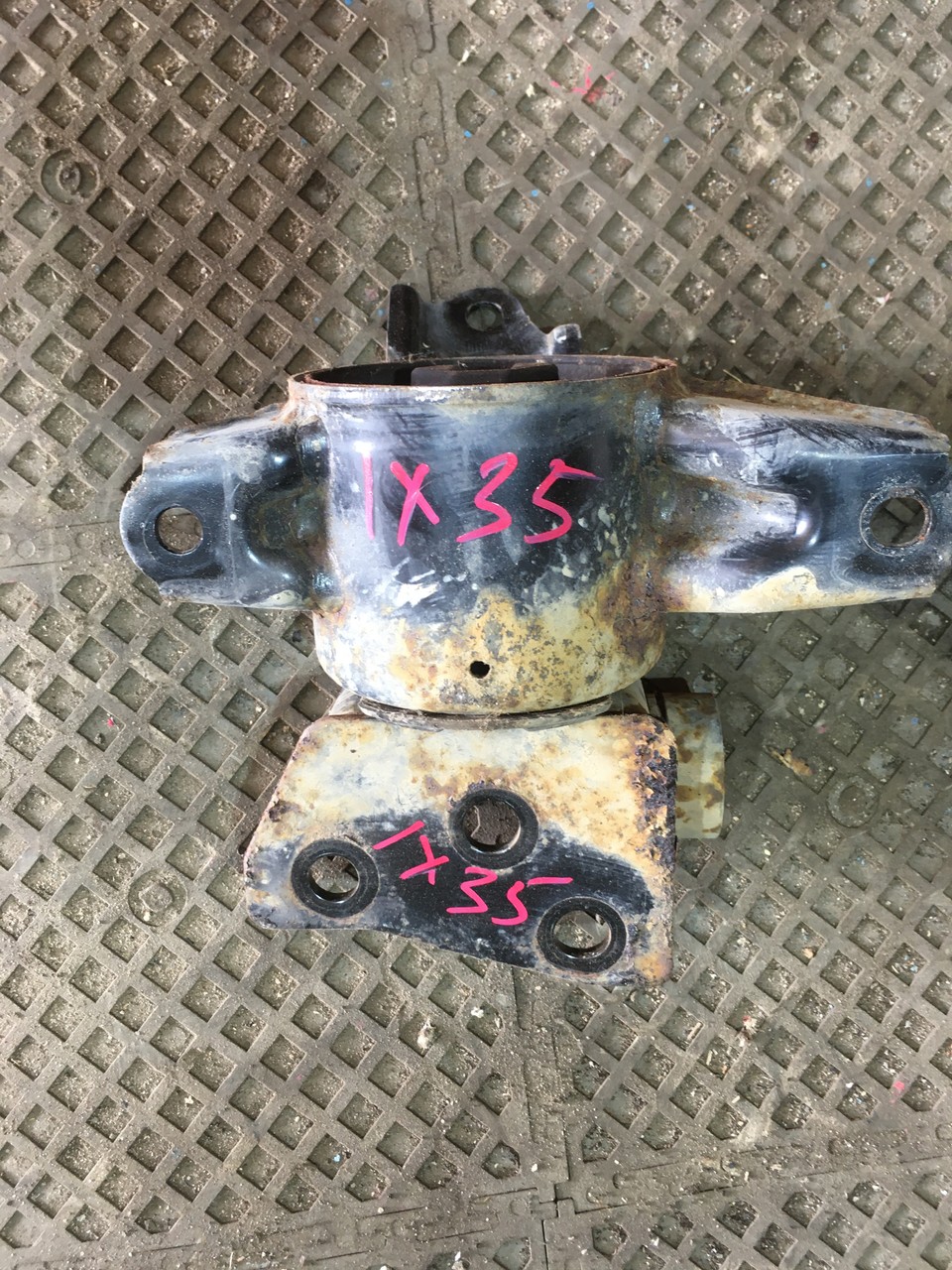 Опора двигателя левая Hyundai ix35