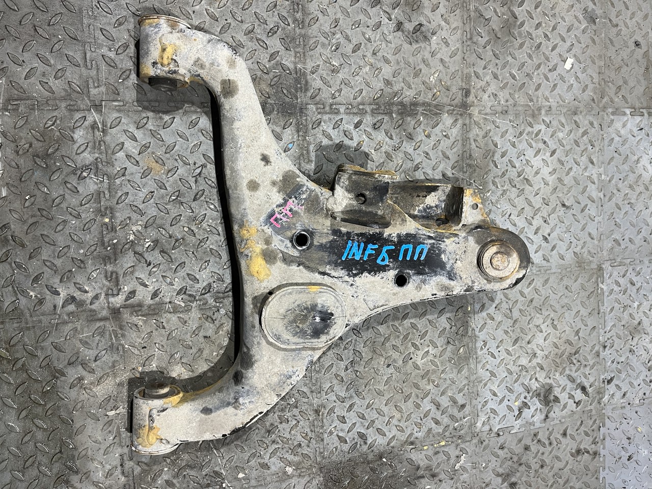 Рычаг передний правый нижний Infiniti QX56 II