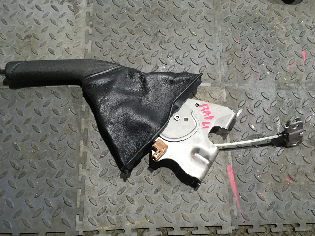 Рычаг стояночного тормоза Toyota RAV4 CA40