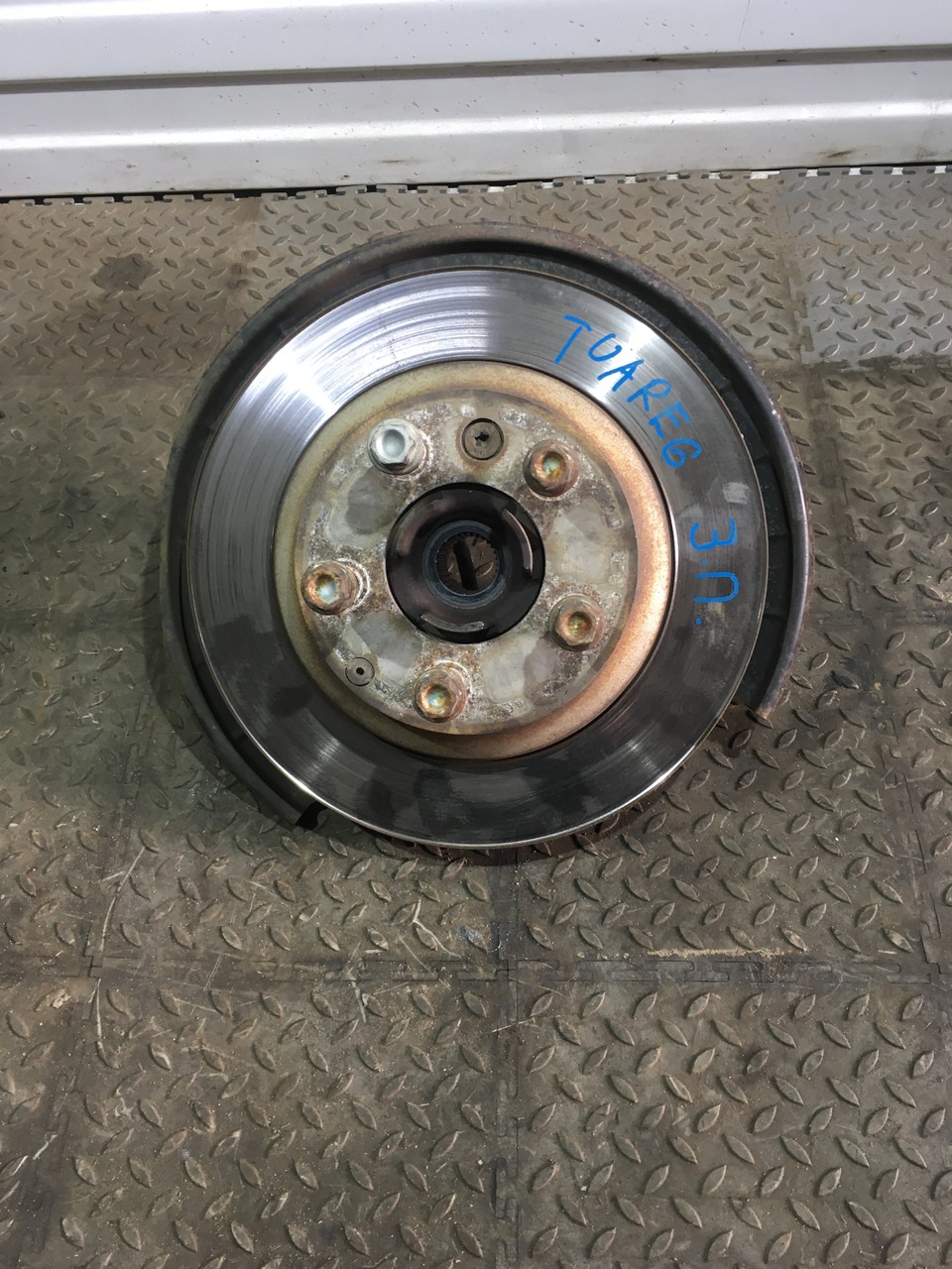 Кулак задний правый в сборе со ступицей Volkswagen Touareg II