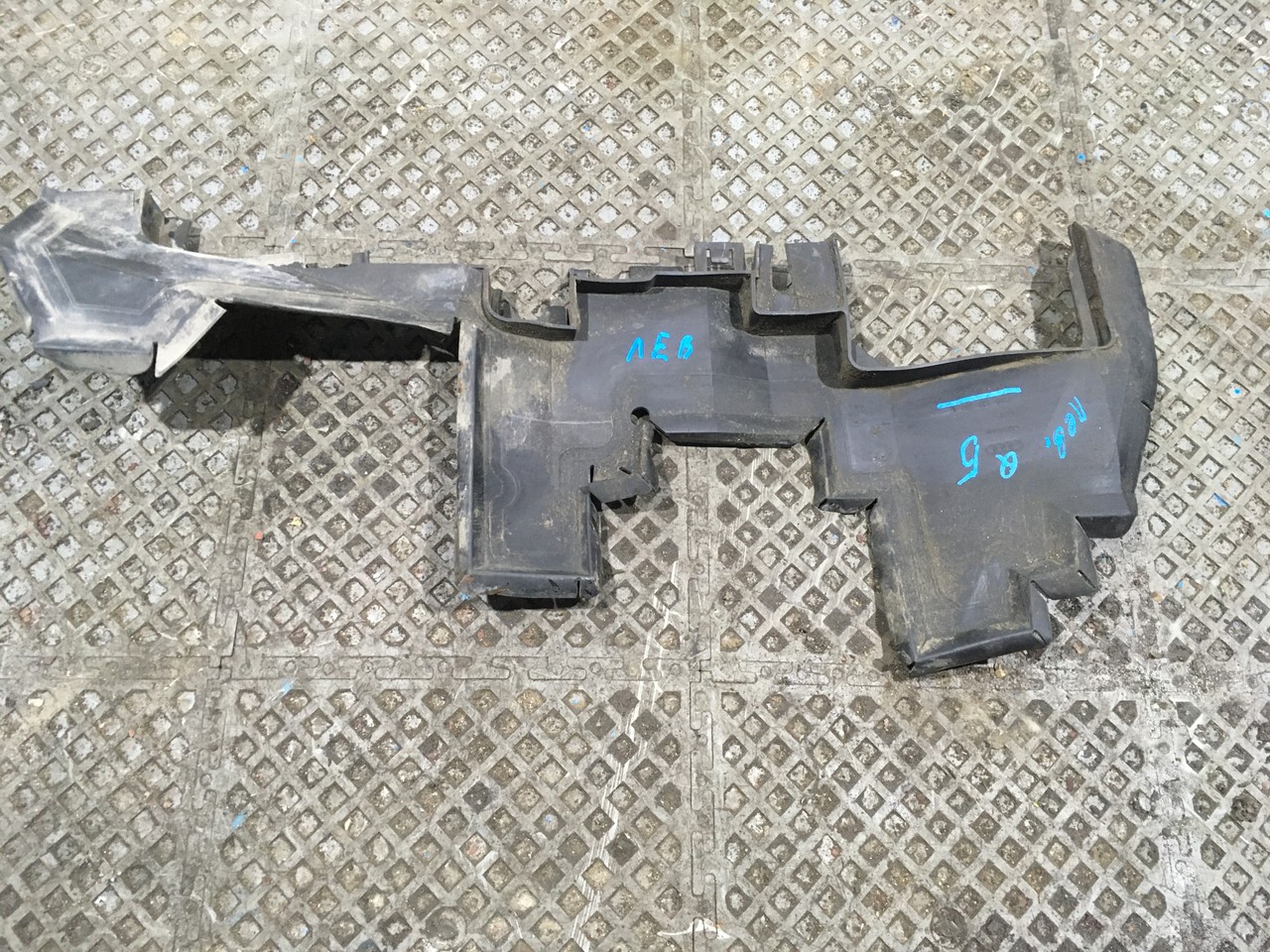 Пыльник радиатора левый Audi Q5 8R