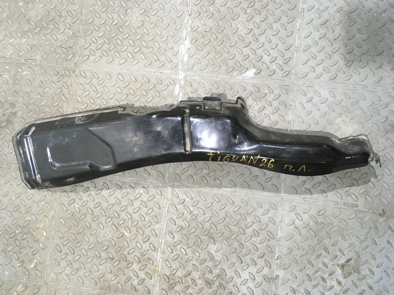 Водосток правый / левый Volkswagen Tiguan II