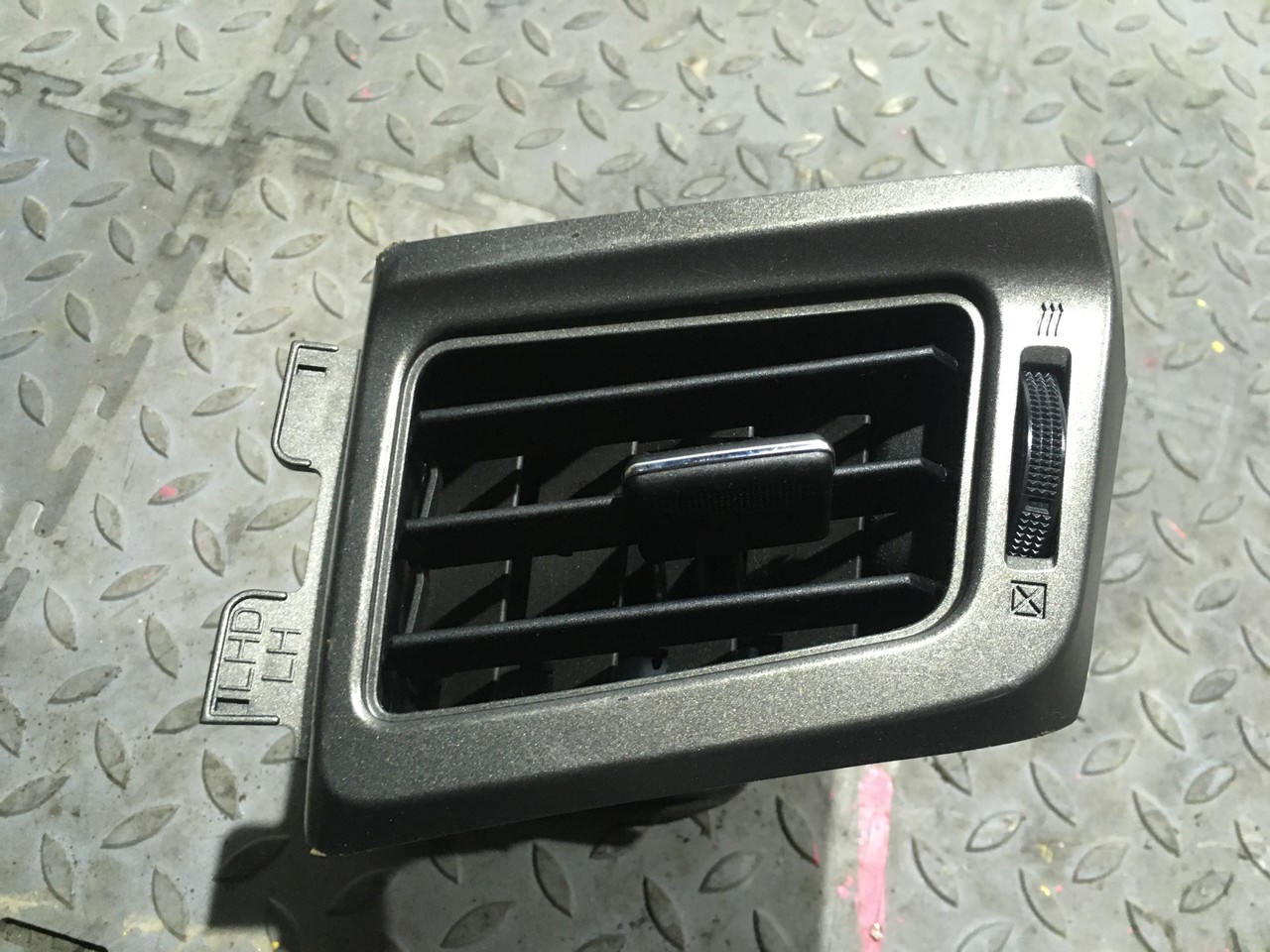 Дефлектор воздушный левый Toyota RAV4 CA40