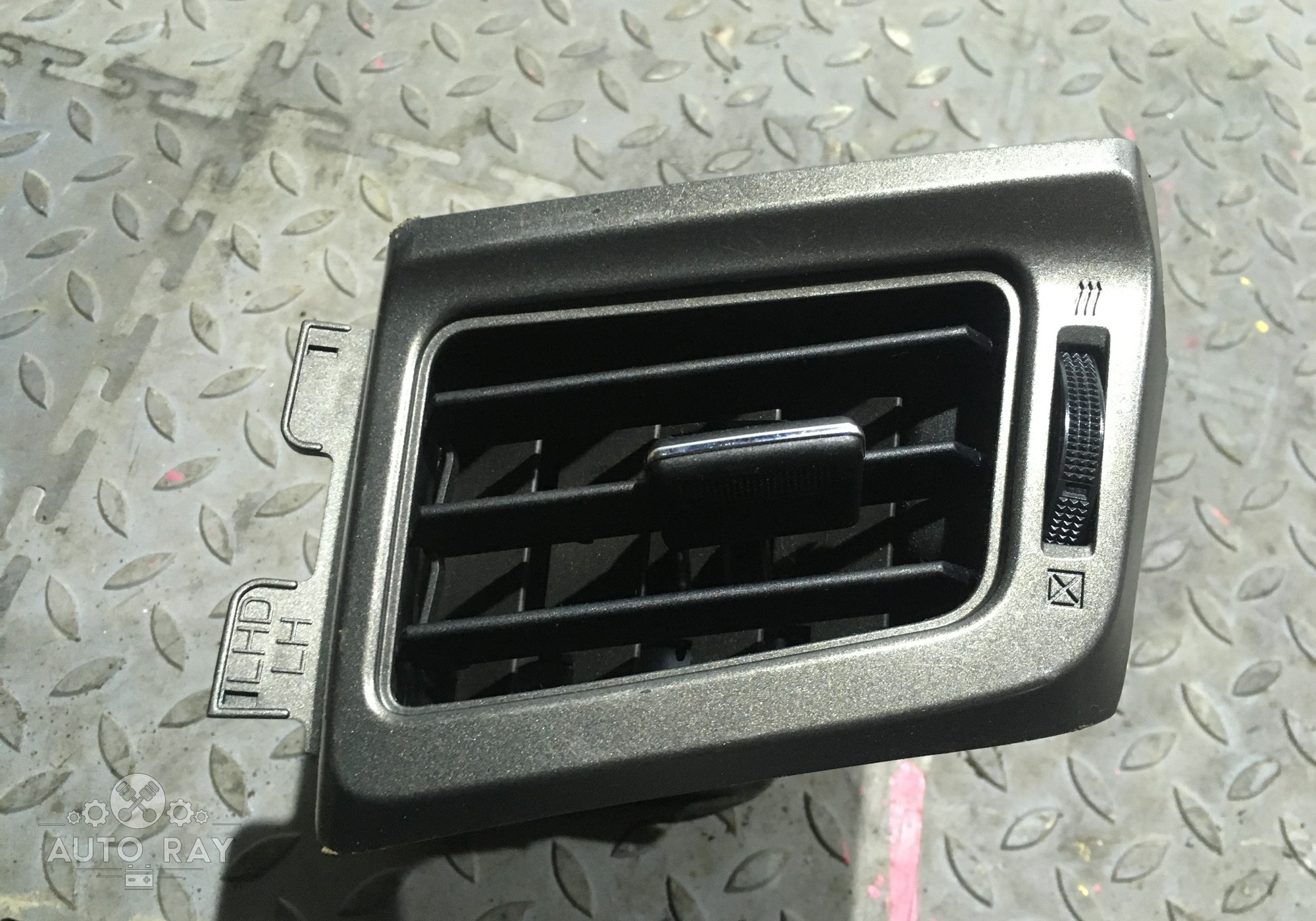 4556222080 Дефлектор воздушный левый для Toyota RAV4 CA40 (с 2012 по 2019)