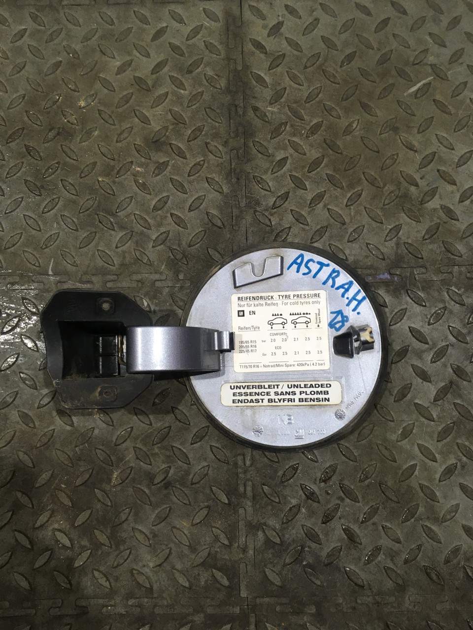 Лючок бензобака Opel Astra H