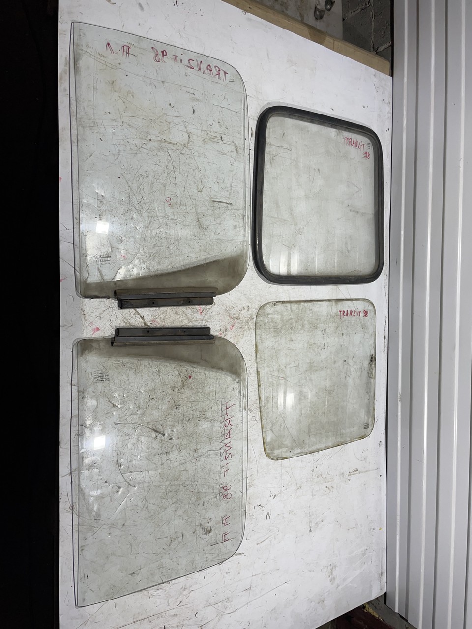 Стекло двери Ford Transit V
