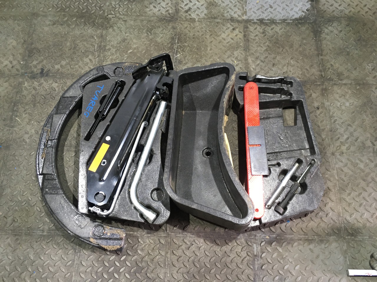 Домкрат + ящик инструментальный к-кт Volkswagen Touareg II