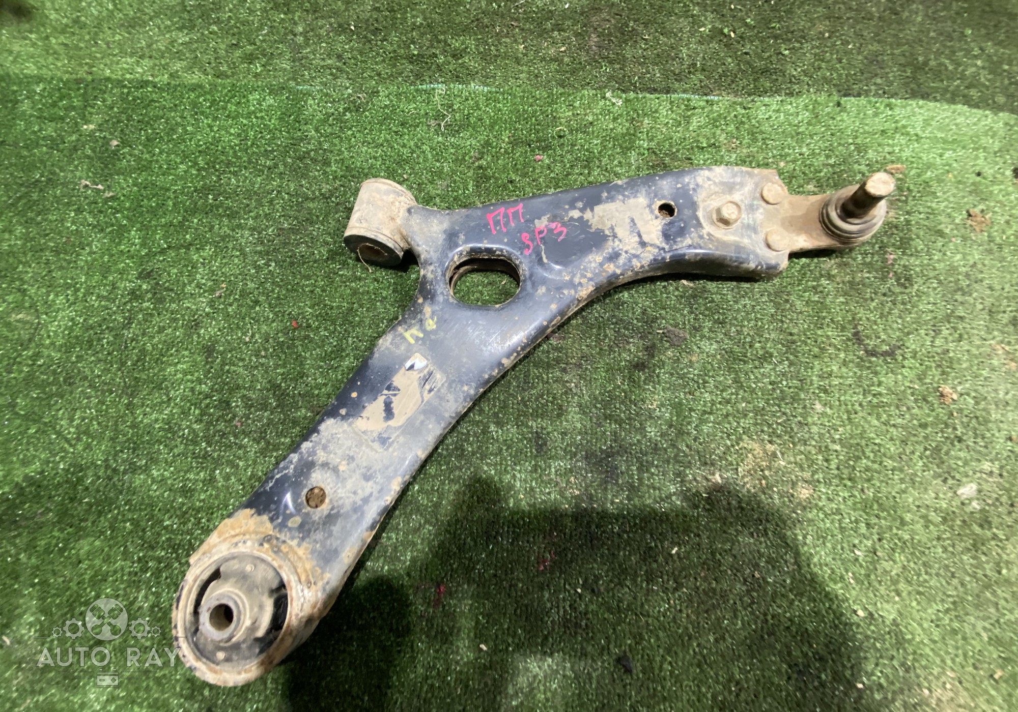 545012Y002 Рычаг передний правый