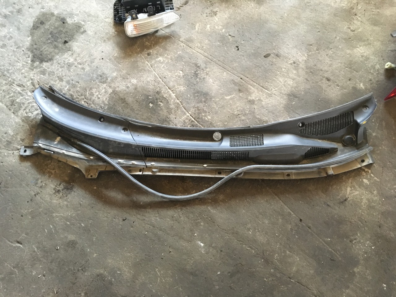 Решетка стеклоочистителя (планка под лобовое стекло) жабо Lifan X60