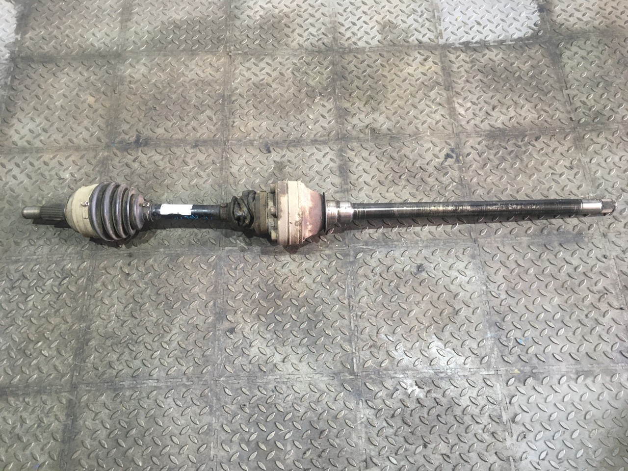 Полуось (привод) левый + пром вал Volkswagen Touareg II