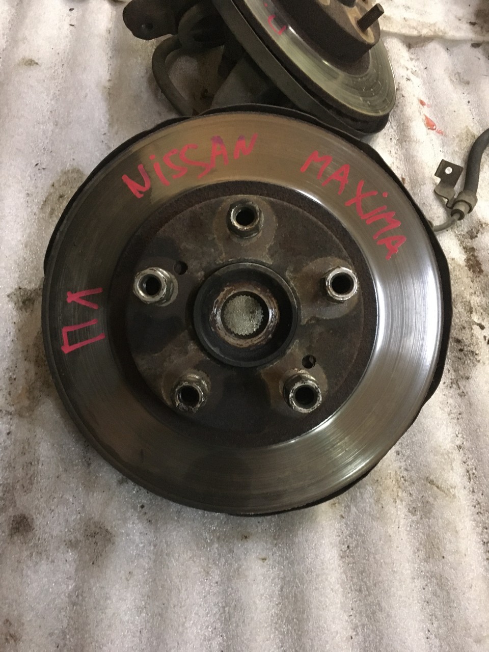 Кулак поворотный передний левый в сборе Nissan Maxima A32