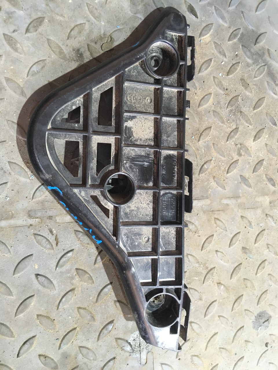 Кронштейн переднего бампера левый Toyota Camry XV50