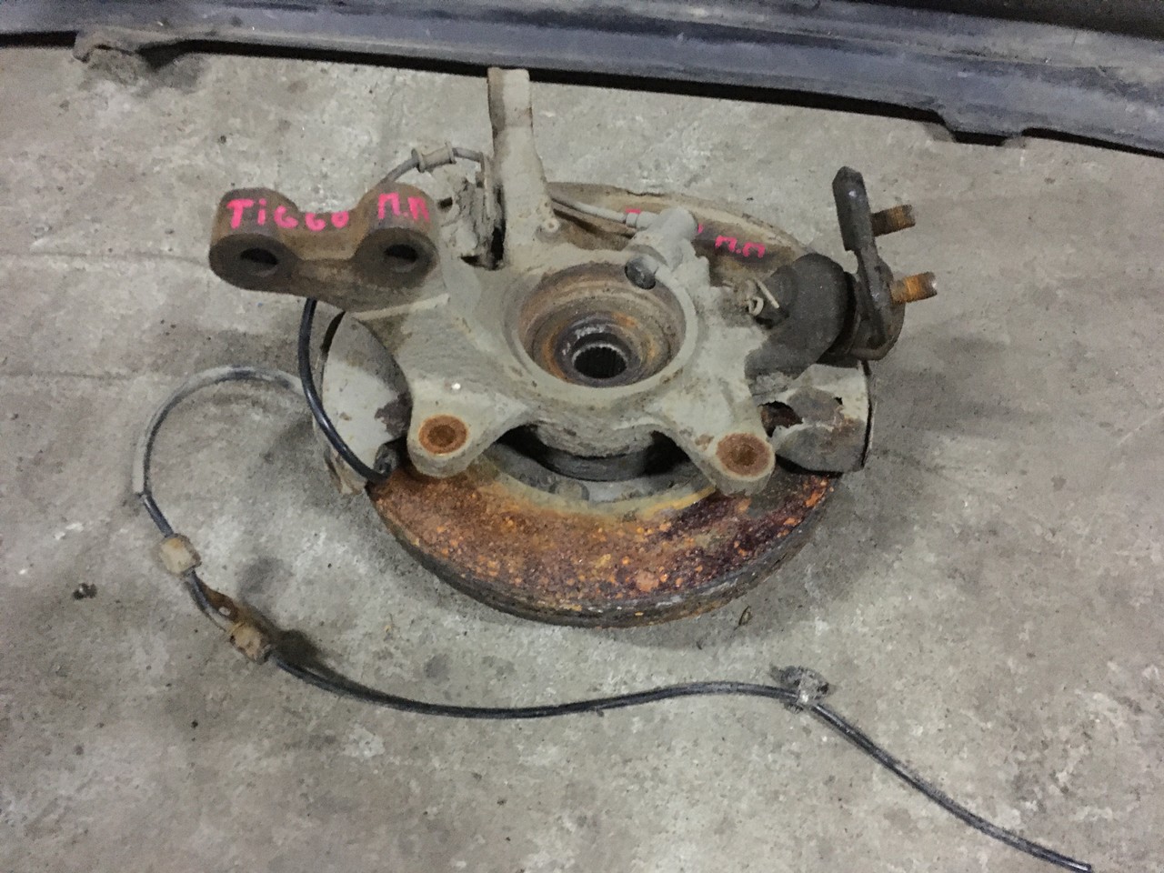 Кулак поворотный передний  правый в сборе со ступицей Chery Tiggo T11