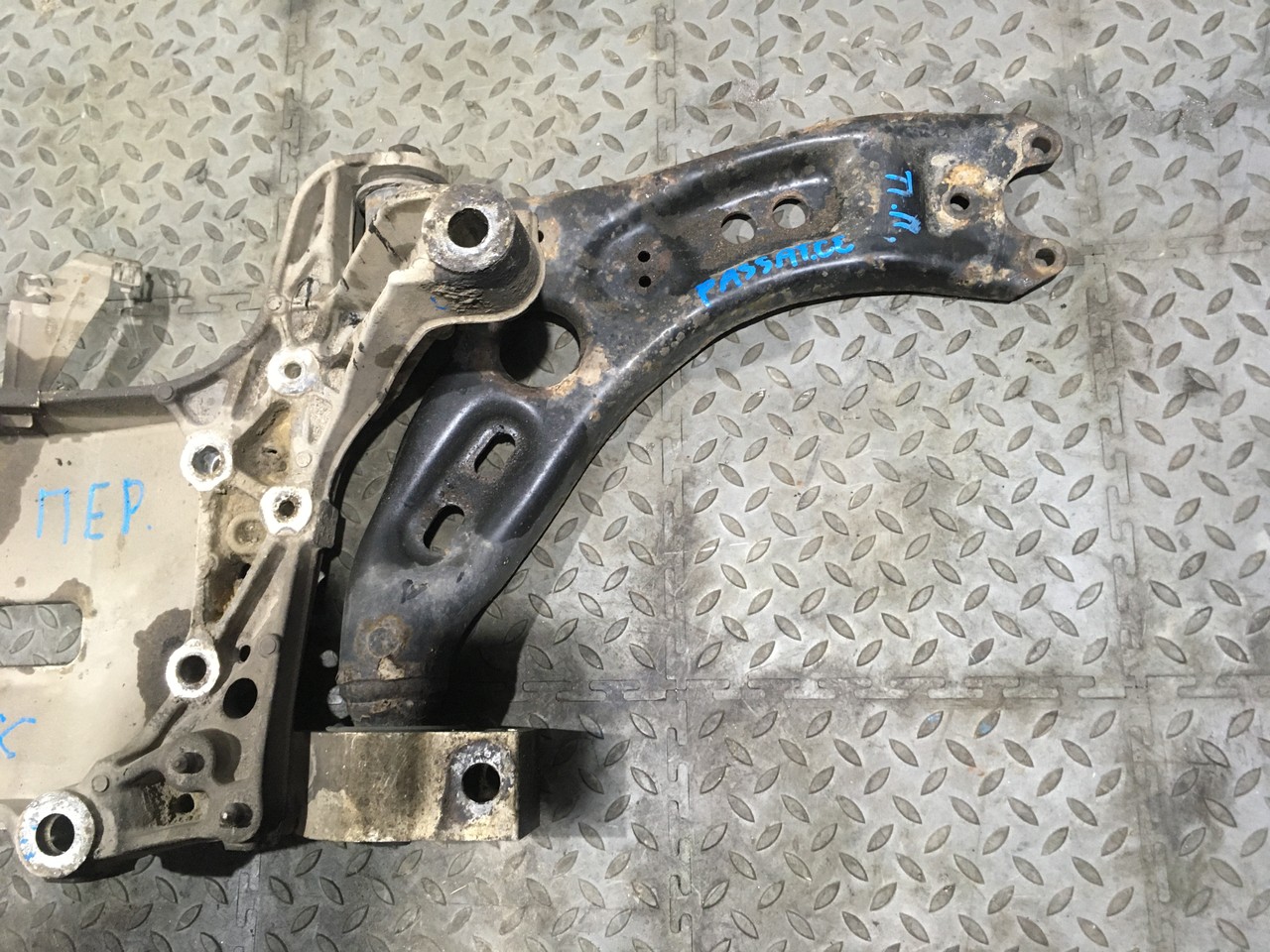 Рычаг подвески передний правый Volkswagen Tiguan I