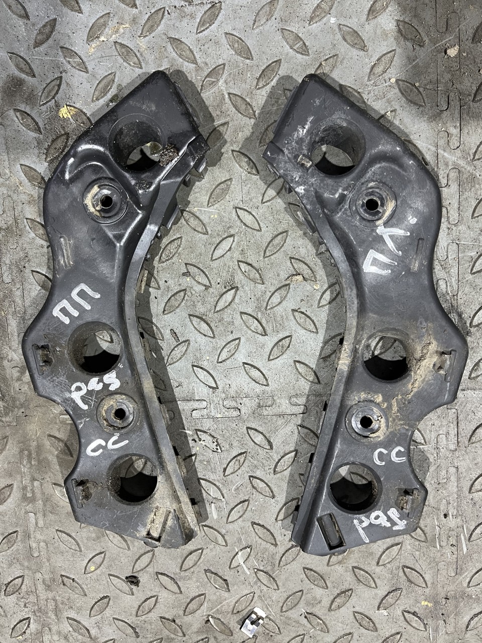 Кронштейн переднего бампера левый Volkswagen Passat CC