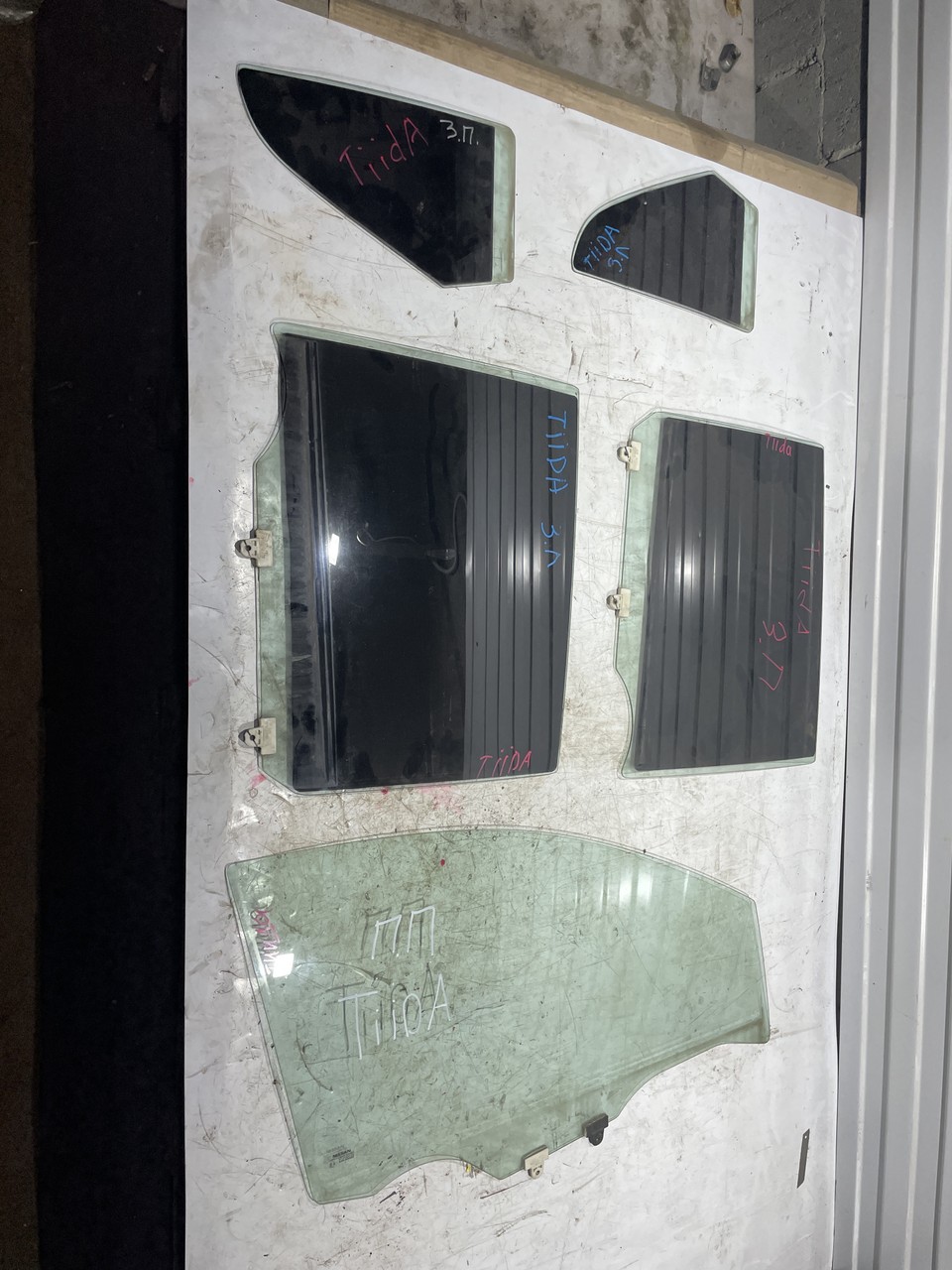 Стекло двери Nissan Tiida I