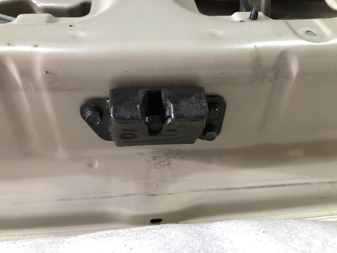 Замок багажника Hyundai Santa Fe II