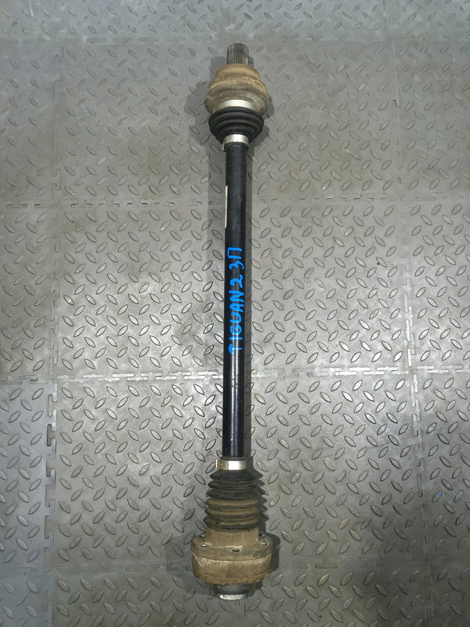 Полуось (привод) задний правый Volkswagen Tiguan II