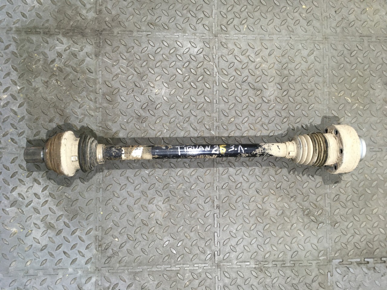 Полуось (привод) задний левый Volkswagen Tiguan II