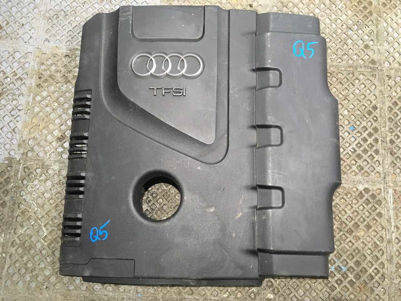 Накладка декоративная на двигатель Audi Q5 8R