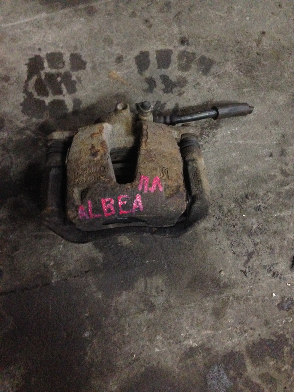 Суппорт передний левый Fiat Albea