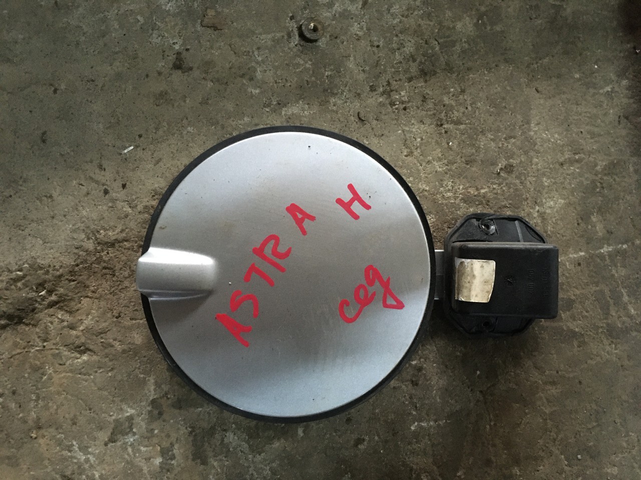 Лючок бензобака Opel Astra H