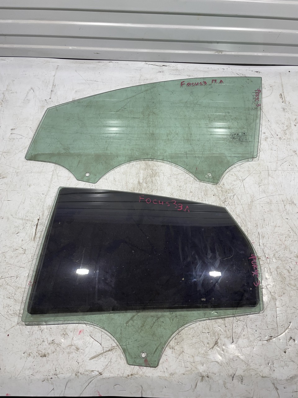 Стекло двери Ford Focus III
