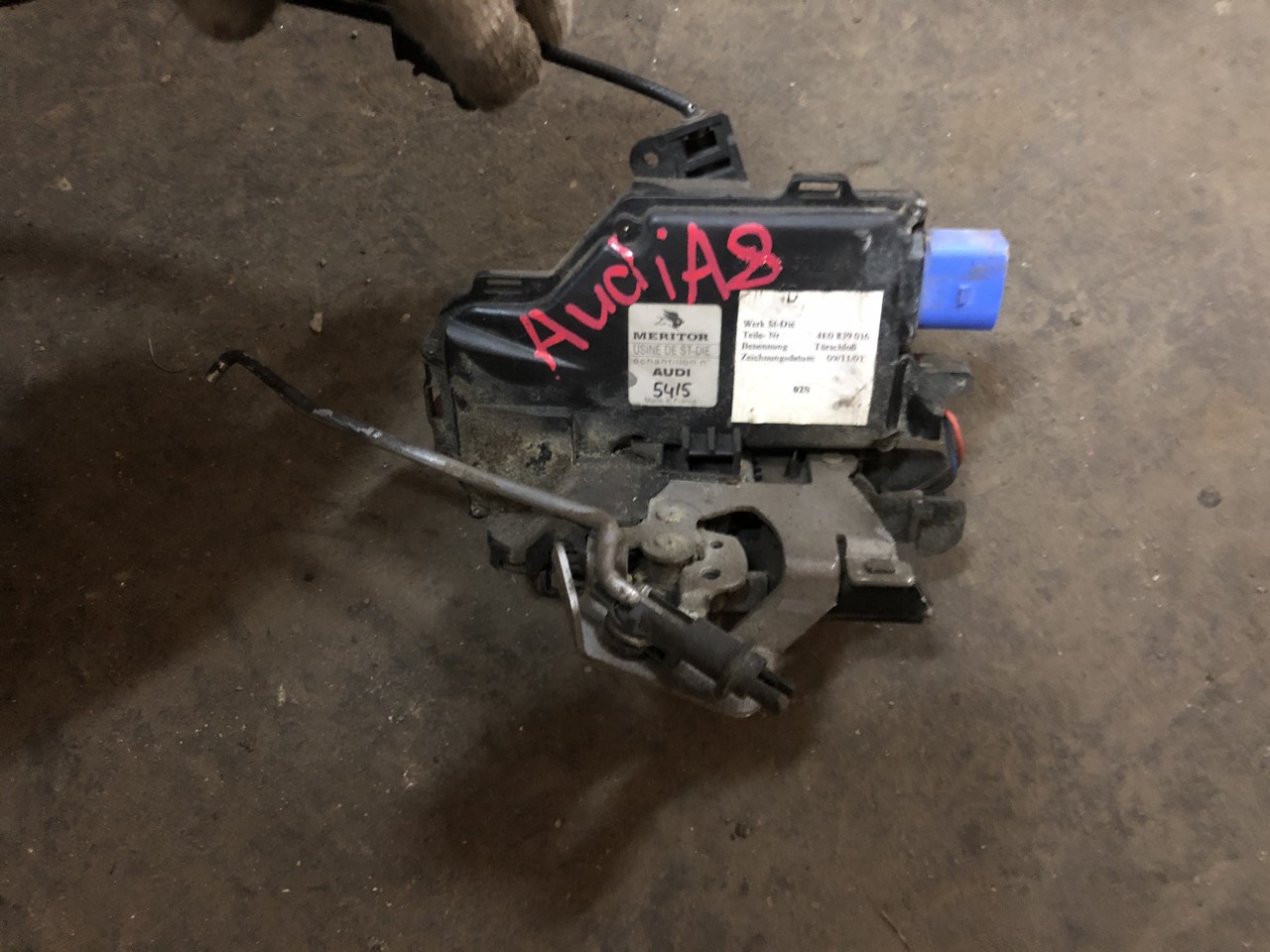 Замок двери задний правый ! Audi A8 D3