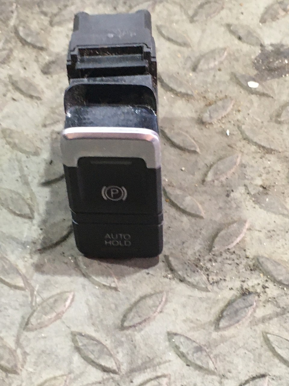 Кнопка фиксатора стояночного тормоза Volkswagen Touareg II