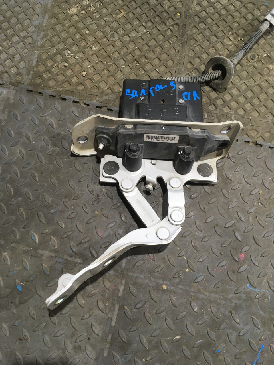 Петля капота / АКТИВАТОР МЕХАНИЗМА ПОДЪЕМА КАПОТА ЛЕВЫЙ Hyundai Santa Fe III