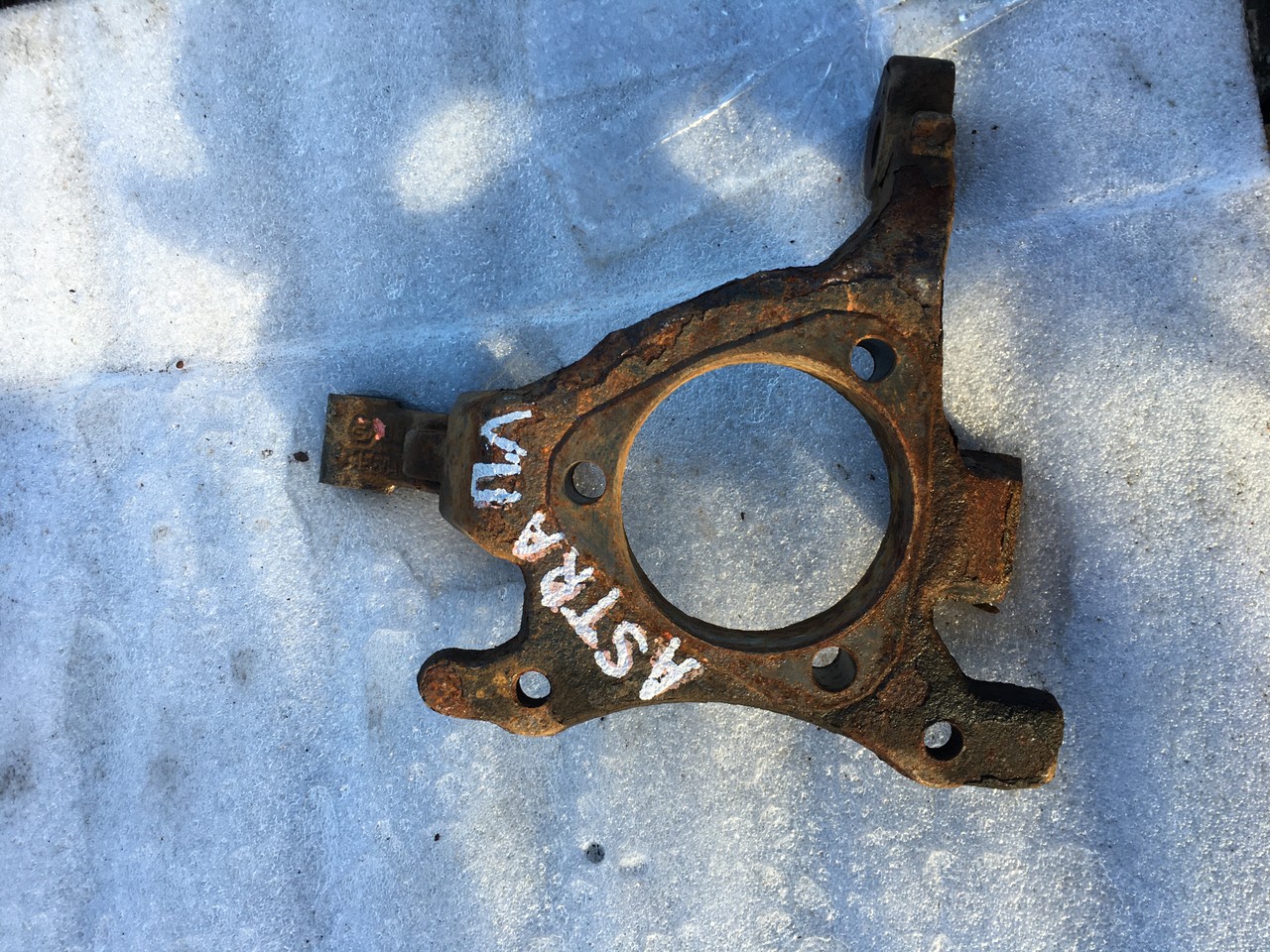 Кулак поворотный передний левый Opel Astra H