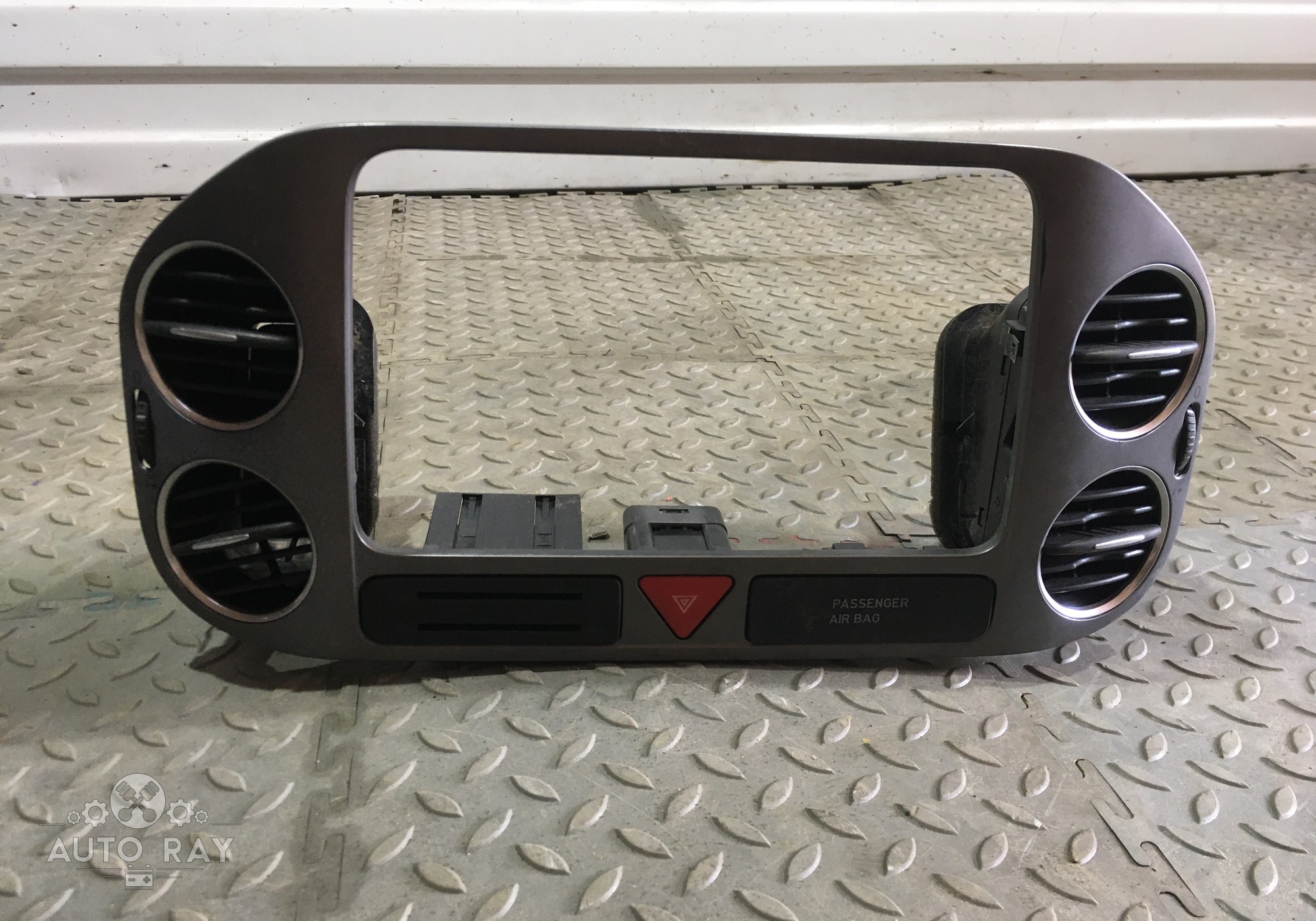 5N0858069AXVZ Рамка магнитолы в сборе + дефлекторы для Volkswagen Tiguan I (с 2007 по 2017)