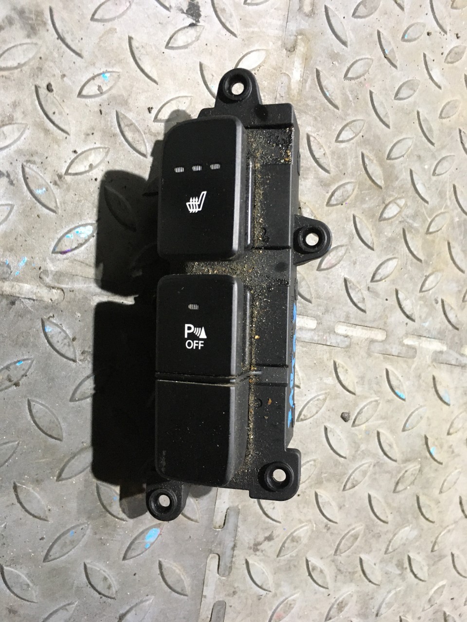 Кнопка обогрева сидений левая Hyundai Santa Fe III