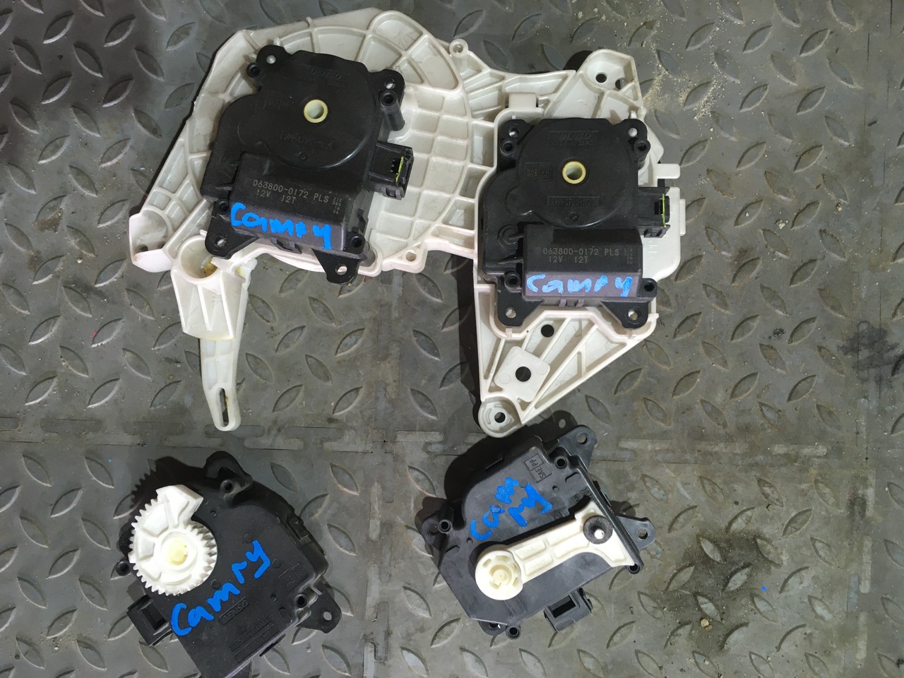 Моторчик привода заслонок отопителя Toyota Camry XV50