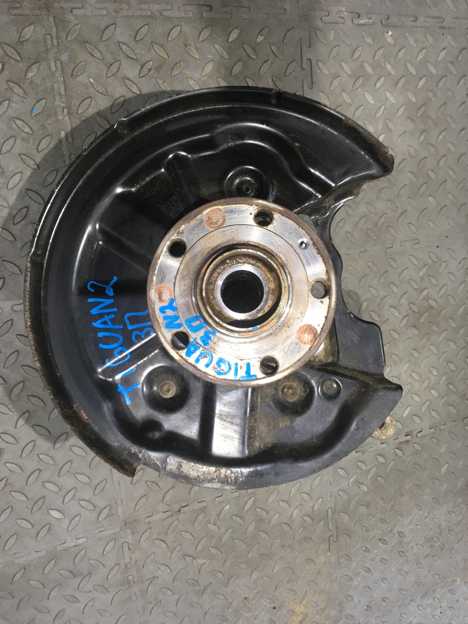 Кулак задний правый Volkswagen Tiguan II