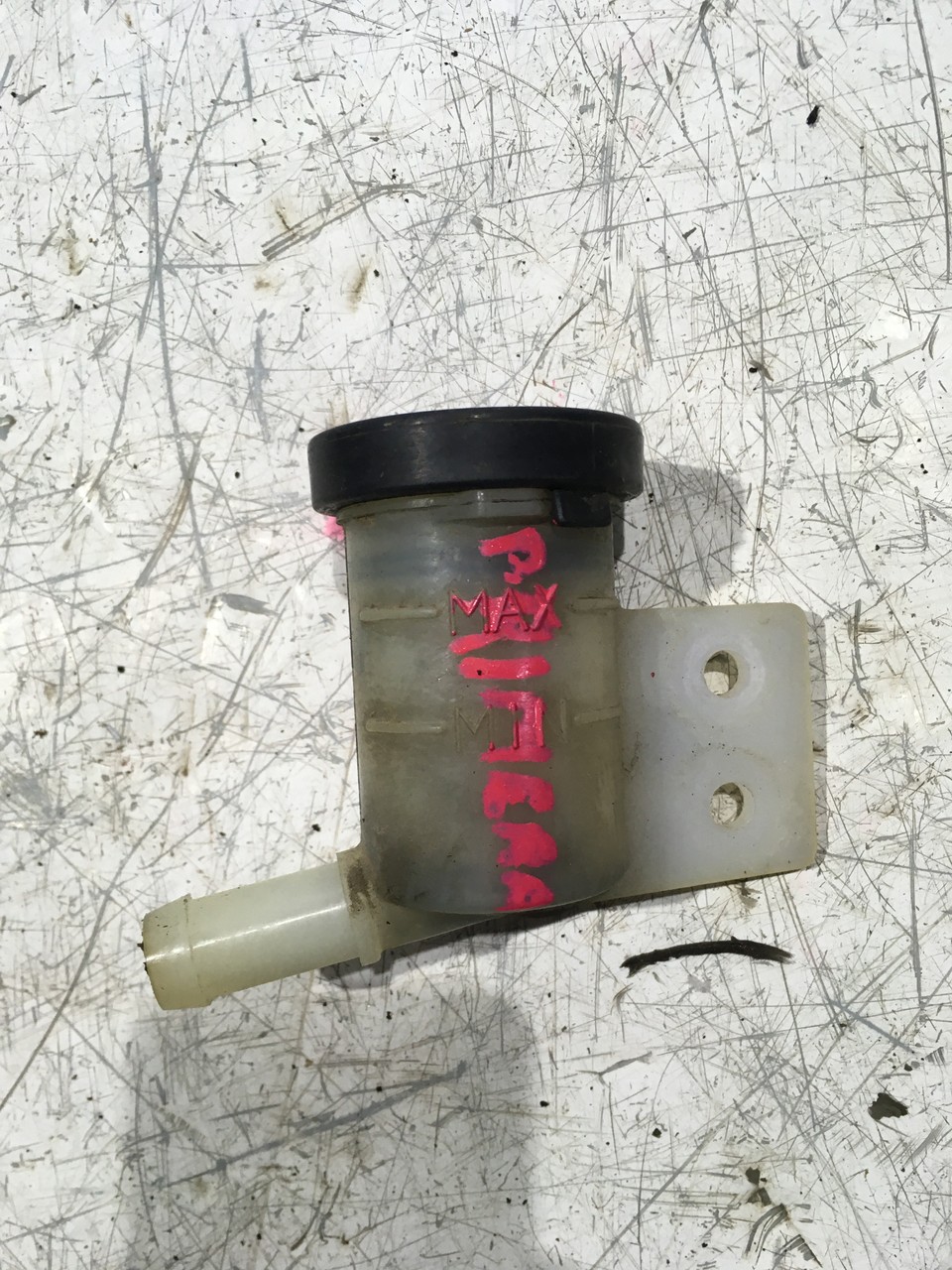 Бачок главного цилиндра сцепления Nissan Primera P11