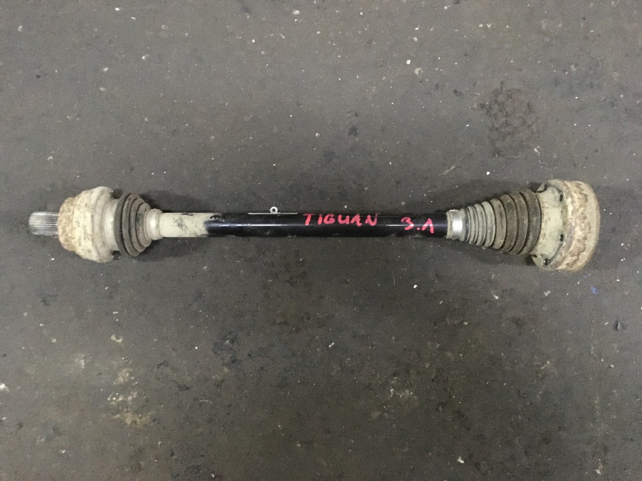 Полуось (привод)  задний левый Volkswagen Tiguan I