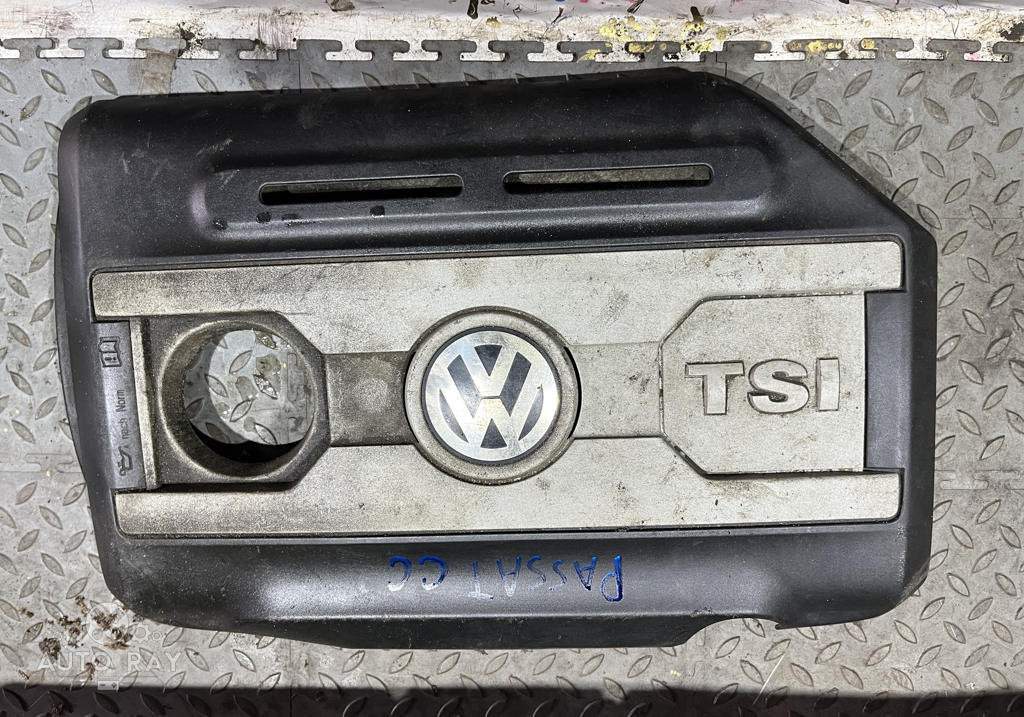 06J103925BG Накладка декоративная на двигатель для Volkswagen Passat